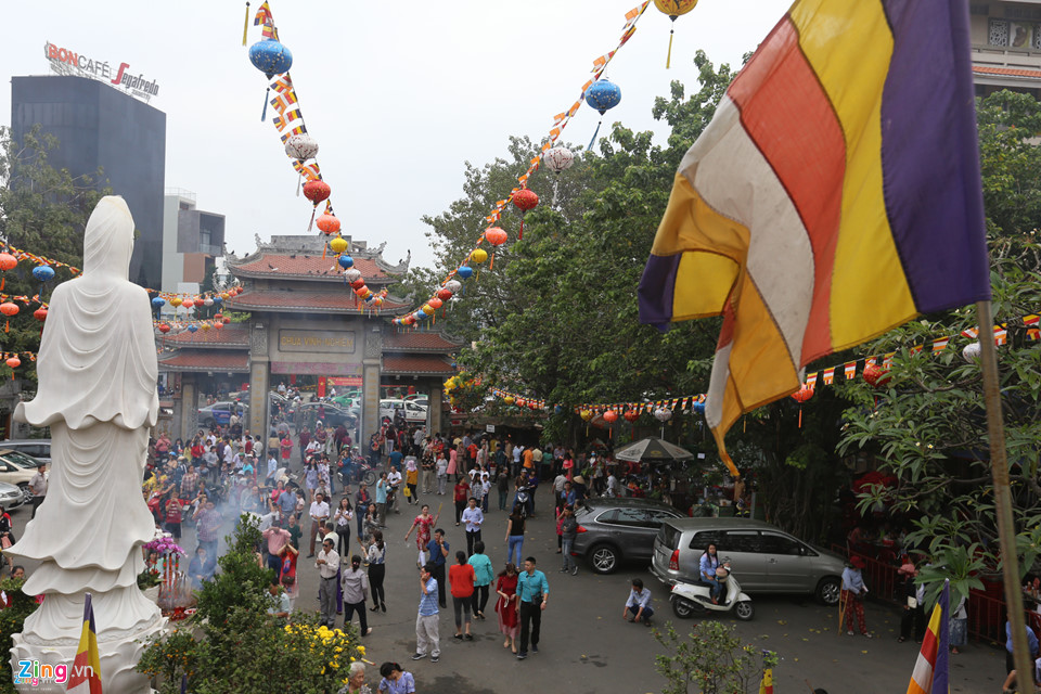 Người Sài Gòn xếp hàng để được gõ chuông chùa ngày đầu năm